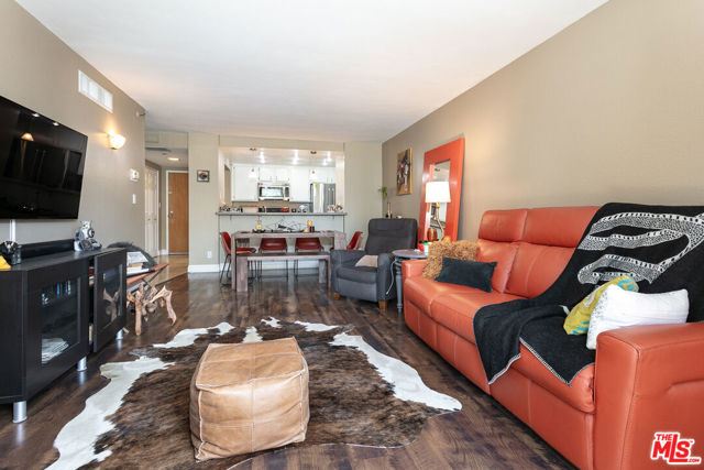 600 W 9th Street, Los Angeles CA: https://media.crmls.org/mediaz/1429ea44-4ef1-4d28-85d5-2581a9cc39b5.jpg