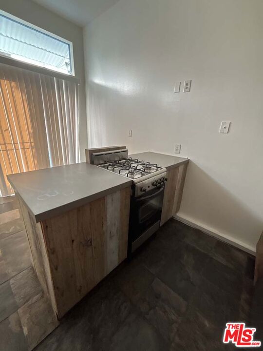 915 Broadway Street, Venice CA: https://media.crmls.org/mediaz/142a00f8-698b-4f5f-b113-e09bc20dcd49.jpg