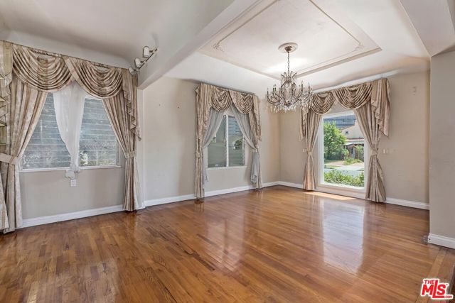 217 S Le Doux Road, Beverly Hills CA: https://media.crmls.org/mediaz/142a38ac-c96c-4365-b862-bf7a0036128b.jpg