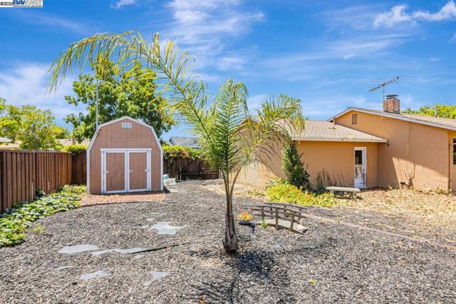 40122 Besco Dr, Fremont CA: https://media.crmls.org/mediaz/142a505a-2164-436e-8e24-dcb49169fa53.jpg