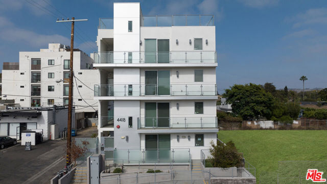 4418 S Slauson Avenue, Culver City CA: https://media.crmls.org/mediaz/142a634e-6e80-4c60-a60f-9df70bb60f2d.jpg