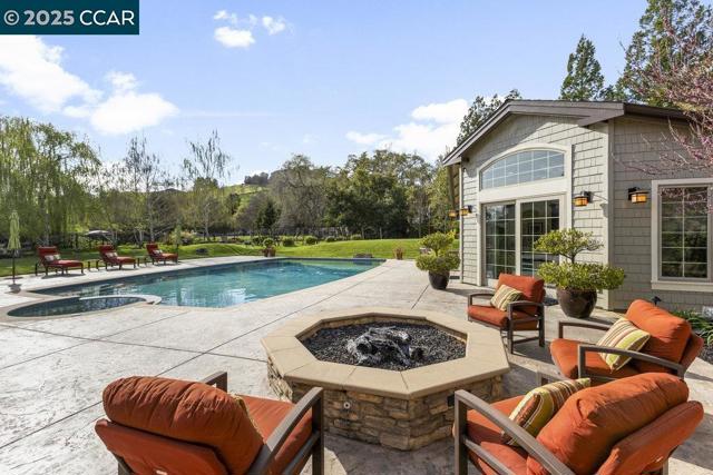 21 Meadow Lake Dr, Danville CA: https://media.crmls.org/mediaz/142a6b28-086b-4c5b-82a3-903d752f2d12.jpg