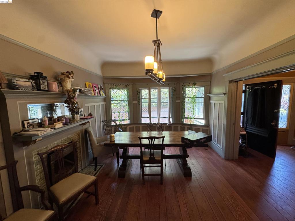 https://media.crmls.org/mediaz/142a90ce-f12f-440a-ba61-8b3d226d9b28.jpg?preset=X-Large