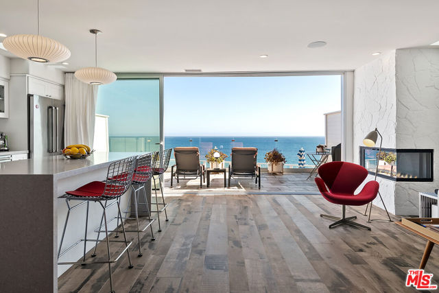 27400 Pacific Coast Highway, Malibu CA: https://media.crmls.org/mediaz/142e6fd2-9057-441a-976d-7aafc716f939.jpg
