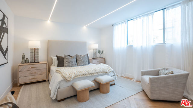 412 N Palm Drive, Beverly Hills CA: https://media.crmls.org/mediaz/142e732a-6c87-415e-a219-ef9e4218d03c.jpg