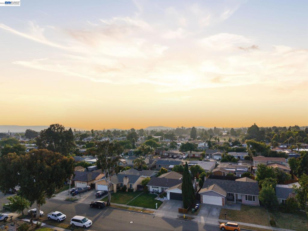 https://media.crmls.org/mediaz/142e79b2-5202-4638-b95f-9351e26648e3.jpg?preset=X-Large