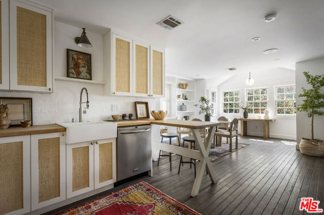 3831 Fernwood Avenue, Los Angeles CA: https://media.crmls.org/mediaz/142fd9d6-68fd-4554-81fe-e33e8d913451.jpg