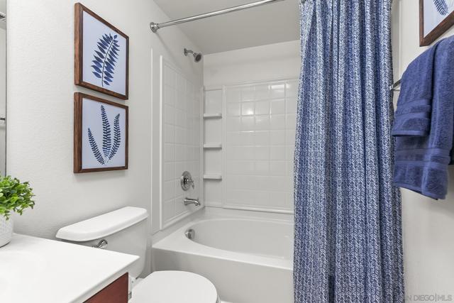 3528 Shoreline Bluff Ln, San Diego CA: https://media.crmls.org/mediaz/142fe5a8-c2c3-4c19-85e5-451d80e1e61c.jpg