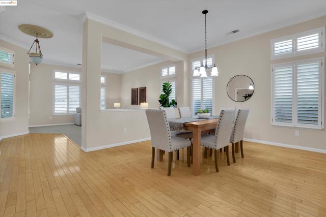 540 Central Park Pl, Brentwood CA: https://media.crmls.org/mediaz/14304aec-6f96-4c85-aa32-fdeef71aa2bb.jpg