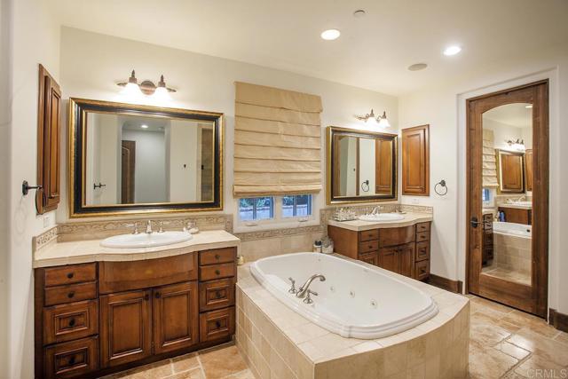 7031 Calle Portone, Rancho Santa Fe CA: https://media.crmls.org/mediaz/14319e7e-24ec-4694-bca6-6695066cc835.jpg