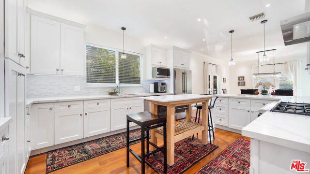 2655 Saxon Drive, Los Angeles CA: https://media.crmls.org/mediaz/1432ed9f-f7bf-4c9b-a177-e35851dc221d.jpg