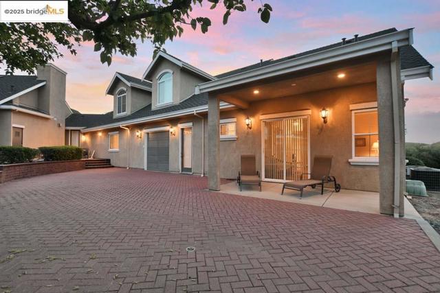 9050 Deer Valley Rd, Brentwood CA: https://media.crmls.org/mediaz/14334b4f-4b7f-42bf-946e-267651a0e21a.jpg
