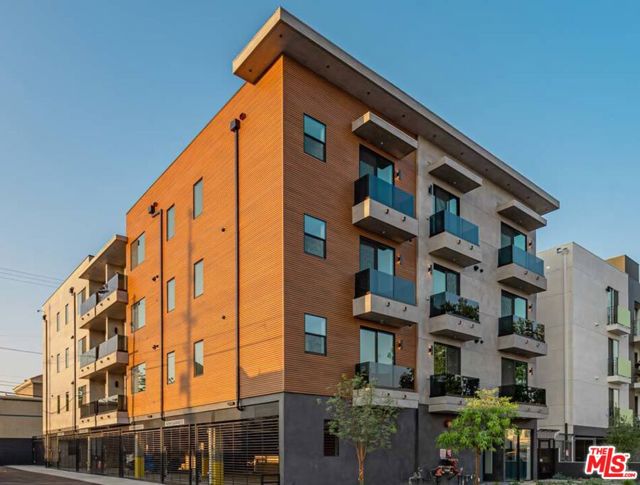 10947 HARTSOOK Street, North Hollywood CA: https://media.crmls.org/mediaz/14345a2b-d28b-4e56-9229-3f2de3b05ebe.jpg