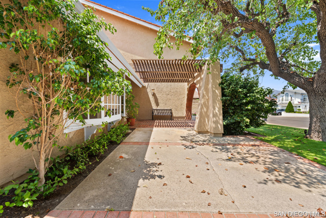 24231 Robledo, Mission Viejo CA: https://media.crmls.org/mediaz/14349257-91cd-4a62-acc3-efe78abd0f78.jpg