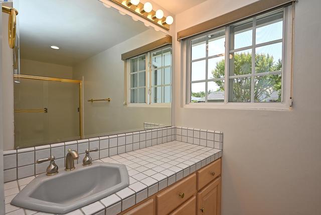 727 Paradise Valley Ct, Danville CA: https://media.crmls.org/mediaz/1434987d-0111-41a9-954c-9817217dfa4b.jpg