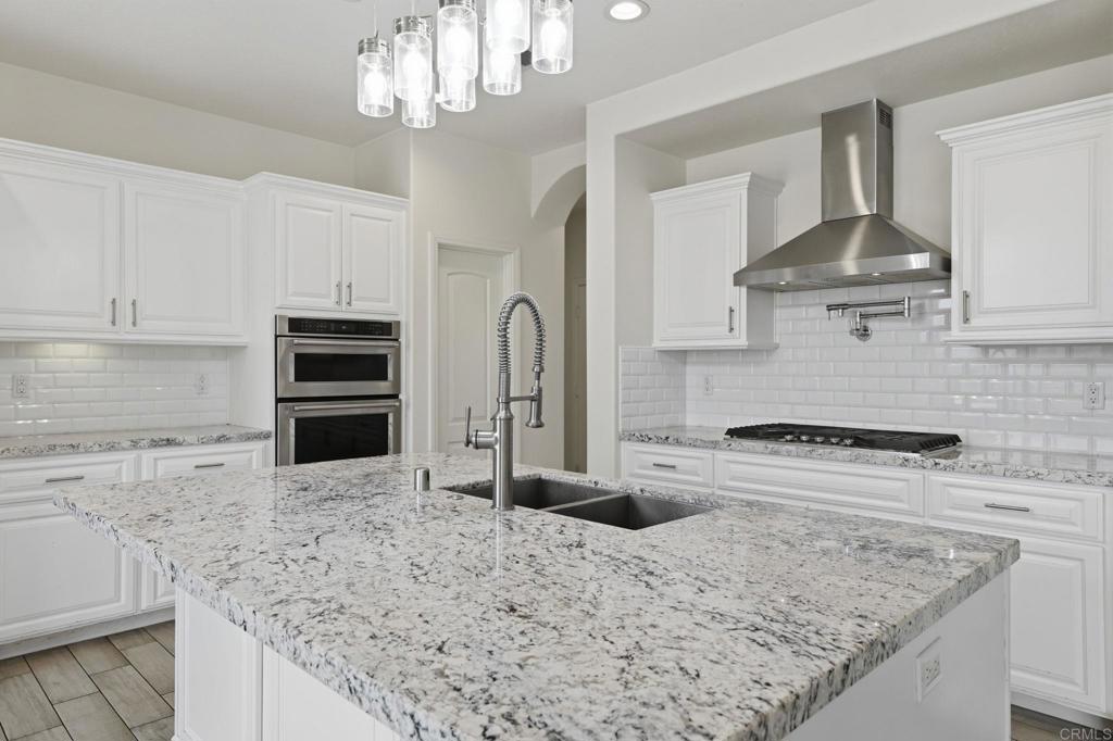 https://media.crmls.org/mediaz/143700eb-655c-4efe-b56f-a6c6d641626b.jpg?preset=X-Large