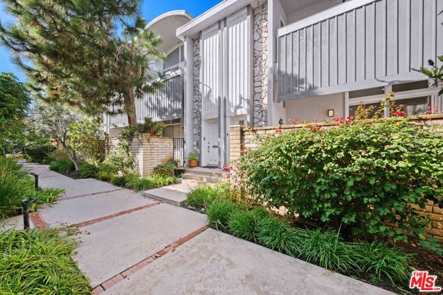 4800 La Villa Marina, Marina del Rey CA: https://media.crmls.org/mediaz/14370543-2012-42bd-9c77-cb475c9c68eb.jpg