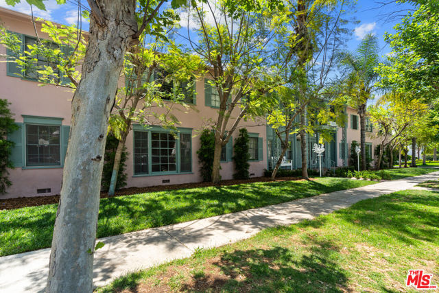 148 S Mccarty Drive, Beverly Hills CA: https://media.crmls.org/mediaz/1437786b-9539-4760-b845-c3e0b4c0ccb1.jpg