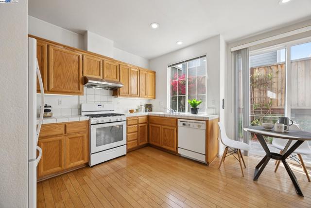 15 Mcdonnel Rd, Alameda CA: https://media.crmls.org/mediaz/14378257-c60b-4e8b-9075-a55d67fb588f.jpg