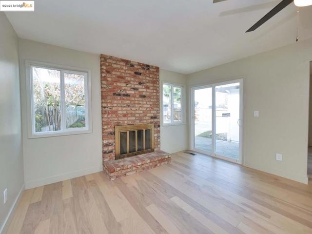 2112 Matthew CT, Pittsburg CA: https://media.crmls.org/mediaz/1438b342-1922-417b-aa75-878456b5a98f.jpg