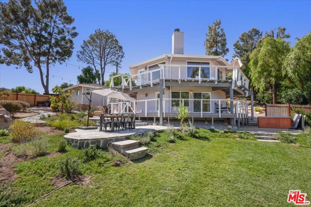 1746 Deerhill Trail, Topanga CA: https://media.crmls.org/mediaz/1439b4ea-555e-4ece-b784-403273371105.jpg