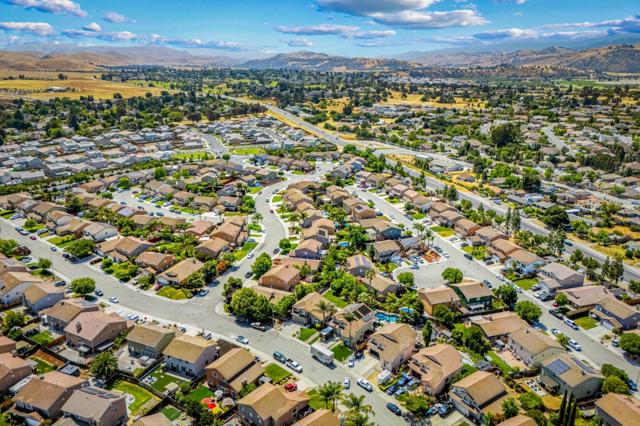 1660 Mimosa Street, Hollister CA: https://media.crmls.org/mediaz/143ac458-812d-41cb-a04e-fd9aade9ca94.jpg