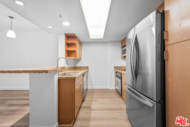 13700 Marina Pointe Drive, Marina del Rey CA: https://media.crmls.org/mediaz/143c0575-0b85-4e98-bc27-bdd53b3b7b92.jpg