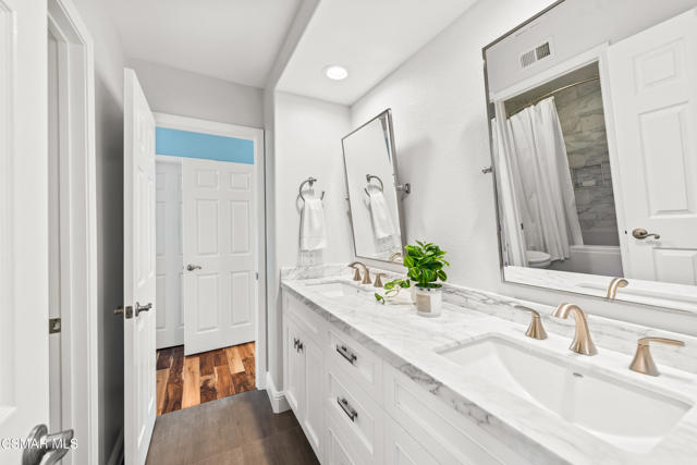 2445 Ranchgrove Drive, Westlake Village CA: https://media.crmls.org/mediaz/143d7e2d-9ef2-4799-a43b-42e9a8700f13.jpg