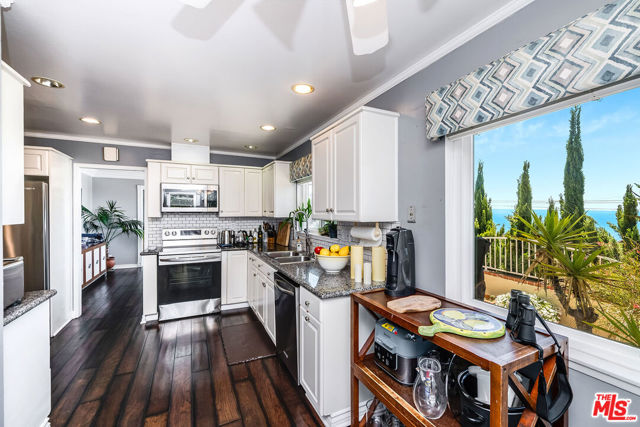 2223 Mcrae Drive, San Pedro CA: https://media.crmls.org/mediaz/143d8481-6b05-4263-83e4-fb9e756ff6a2.jpg