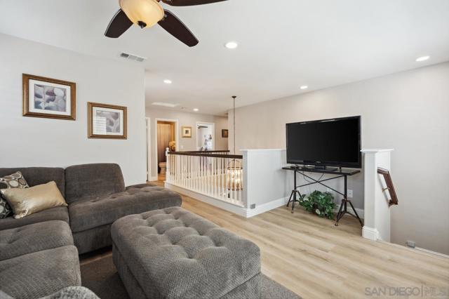 11353 Creekstone Ln, San Diego CA: https://media.crmls.org/mediaz/143e7702-298b-4b1d-92f7-854e6eb812e8.jpg