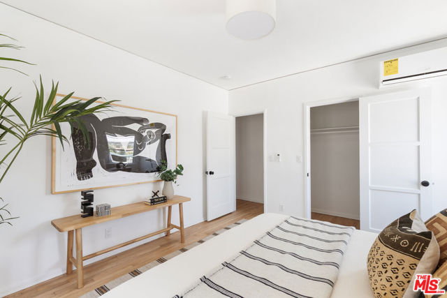519 1/2 Rose Avenue, Venice CA: https://media.crmls.org/mediaz/143ef156-9788-4cc8-8030-b4af4d912289.jpg