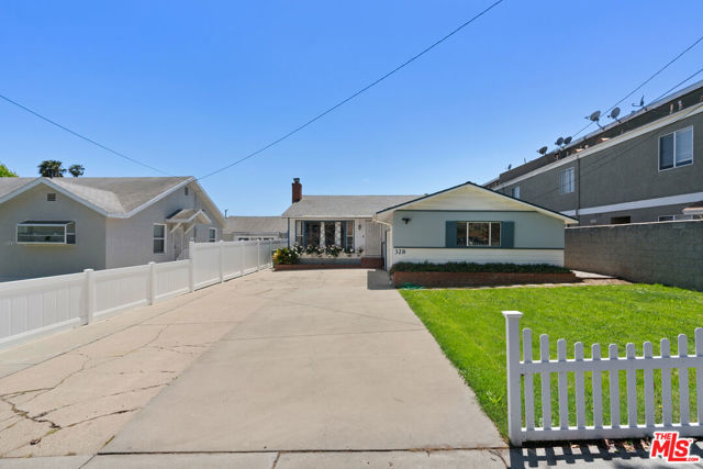 328 E Plymouth Street, Inglewood CA: https://media.crmls.org/mediaz/143f5d0b-b8a9-406c-b86a-65ef9624d969.jpg