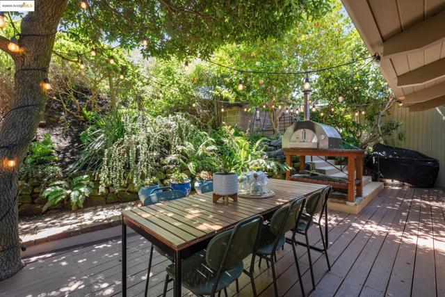 2560 Carisbrook Dr, Oakland CA: https://media.crmls.org/mediaz/144116f7-e34d-4da0-84c8-dcb38f302e8a.jpg