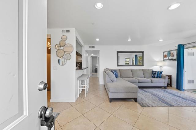 Detail Gallery Image 3 of 21 For 2083 Lakeridge Cir #104,  Chula Vista,  CA 91913 - 2 Beds | 2 Baths