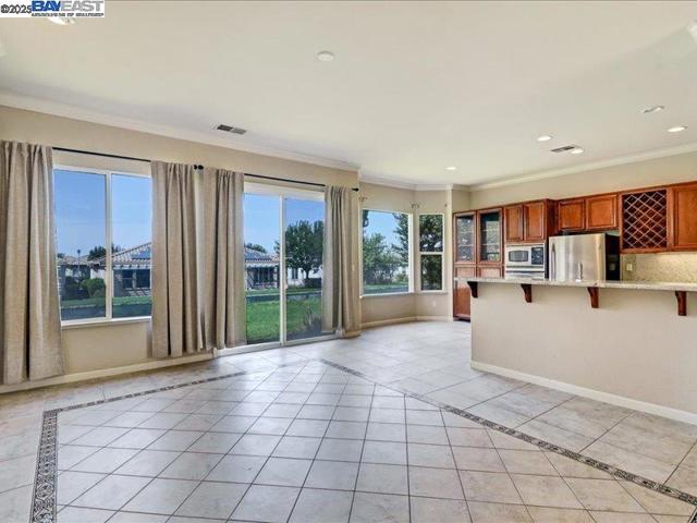 507 Arlington Dr, Rio Vista CA: https://media.crmls.org/mediaz/14416657-d582-4d52-956e-72bccf36ee65.jpg