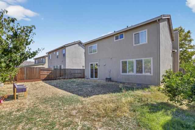 5817 Spring Flower Drive, Elk Grove CA: https://media.crmls.org/mediaz/14417929-5593-4912-92dc-6e2a5a51bb1d.jpg