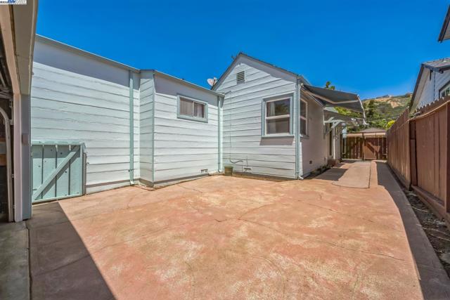 7525 Circle Hill Dr, Oakland CA: https://media.crmls.org/mediaz/1441b7dd-c34f-456e-b4c3-54d90315ead4.jpg