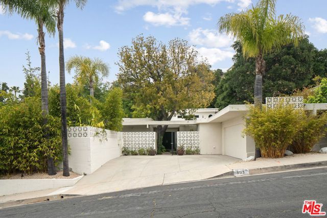 11513 Dona Cecilia Drive, Studio City CA: https://media.crmls.org/mediaz/1441e76e-4e17-422e-90c9-825fe90b4829.jpg
