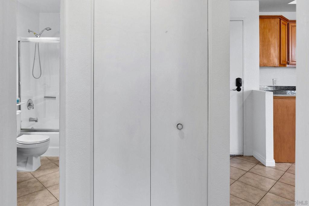 https://media.crmls.org/mediaz/14424e73-512c-42b5-b123-b4a2b3b120eb.jpg?preset=X-Large