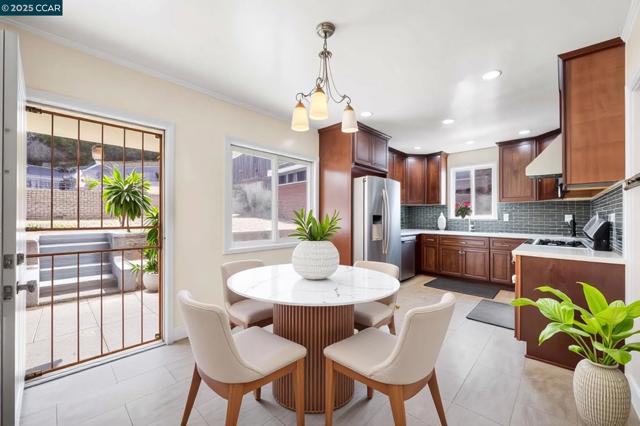 10536 Sheldon St, Oakland CA: https://media.crmls.org/mediaz/1445088f-1c46-4bc1-bb03-76b16dbee475.jpg
