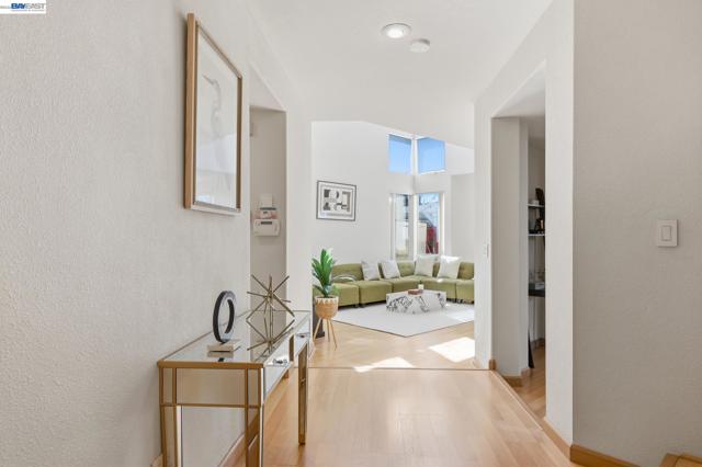 906 Vista Pointe Dr, San Ramon CA: https://media.crmls.org/mediaz/14455c26-6773-41cc-8e89-5623b86c4ecc.jpg