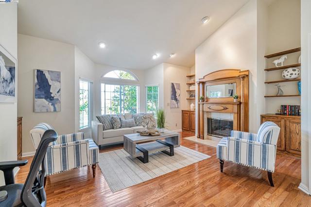 7840 Creekside Dr, Dublin CA: https://media.crmls.org/mediaz/1445e5f7-0193-4d3e-b8f9-d27b078daec0.jpg