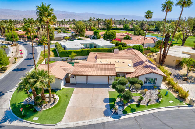 39060 Kilimanjaro Court, Palm Desert CA: https://media.crmls.org/mediaz/1445f242-bb60-4a0a-80c9-a283e61ae71d.jpg