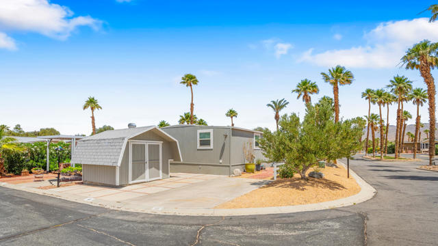 16400 Bubbling Wells Road, Desert Hot Springs CA: https://media.crmls.org/mediaz/14461943-50cc-4625-8081-ac3b663d192e.jpg