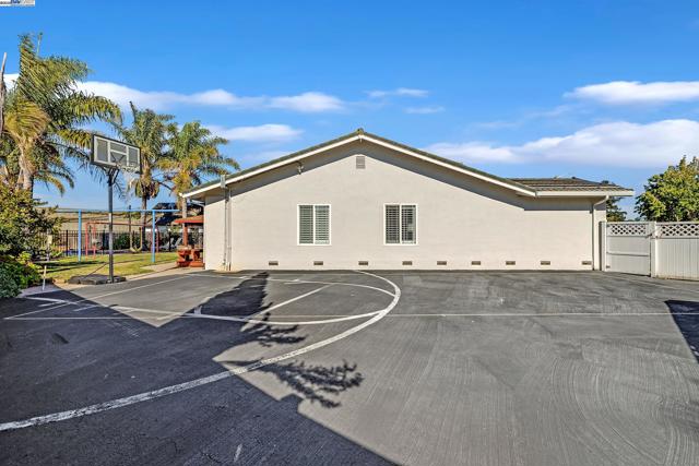 4955 Swindon Pl, Newark CA: https://media.crmls.org/mediaz/1446461c-a0e6-4b24-a0d9-2cb54cbf24f5.jpg
