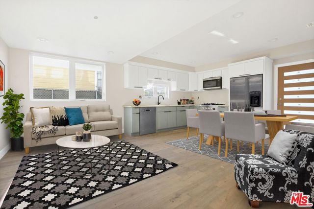 1724 Menlo Avenue, Los Angeles CA: https://media.crmls.org/mediaz/14464e80-e52c-4ce6-8b61-2e6775148dfe.jpg