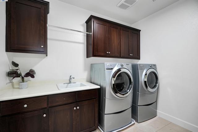 671 W Questa Trl, Mountain House CA: https://media.crmls.org/mediaz/1446a8fc-279c-464a-b933-b4e119746978.jpg