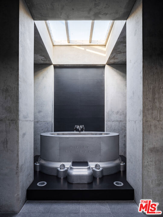 https://media.crmls.org/mediaz/1446ac2a-7ce9-493e-9d12-bdd55031e033.jpg?preset=X-Large