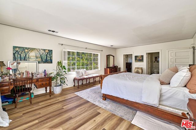 728 S Windsor Boulevard, Los Angeles CA: https://media.crmls.org/mediaz/144728b6-a3fa-40a7-b58e-ad2c7457e14a.jpg