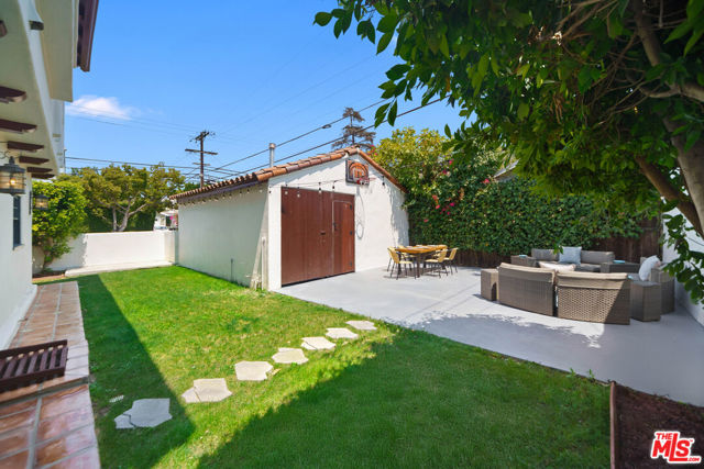 588 N Gower Street, Los Angeles CA: https://media.crmls.org/mediaz/14487633-dcb0-46c4-bdbc-3342cabc90f2.jpg